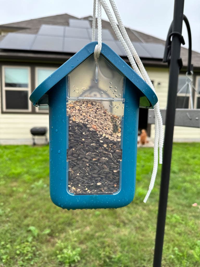 The seed level can be seen from both sides of the feeder. There is a small door that is difficult to open at the top where you can refill it. I’ve seen reports from other users of this door breaking, so I’m trying to be gentle with it.